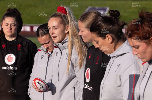 290923 - Wales Women Rugby Walkthrough and Kickers Session - Captain Hannah Jones speaks to the Wales Women team during a walkthrough ahead of their match against USA