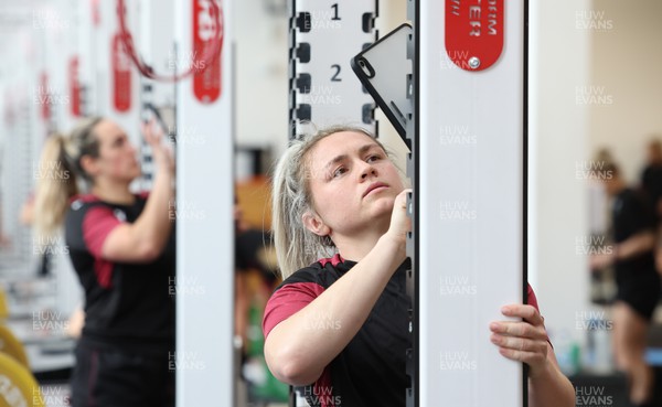 190424 - Wales Women Rugby Weights session - Hannah Bluck during a weights and gym session ahead of Wales’ Guinness 6 Nations match against France