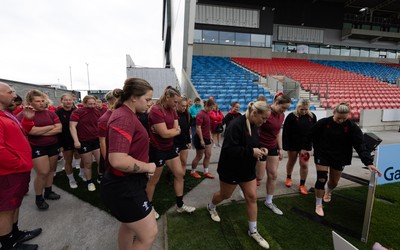 220825 - Wales Women Rugby World Cup Captain’s Run - The Wales team make their way onto the pitch for Captain’s Run ahead of their first Women’s Rugby World Cup match against Scotland at the Salford Community Stadium
