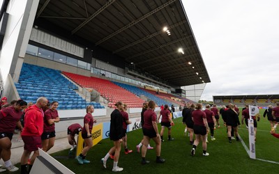 220825 - Wales Women Rugby World Cup Captain’s Run - The Wales team make their way onto the pitch for Captain’s Run ahead of their first Women’s Rugby World Cup match against Scotland at the Salford Community Stadium