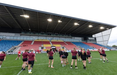 220825 - Wales Women Rugby World Cup Captain’s Run -The Wales squad warm up during Captain’s Run ahead of their first Women’s Rugby World Cup match against Scotland at the Salford Community Stadium