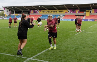 220825 - Wales Women Rugby World Cup Captain’s Run -The Wales squad warm up during Captain’s Run ahead of their first Women’s Rugby World Cup match against Scotland at the Salford Community Stadium
