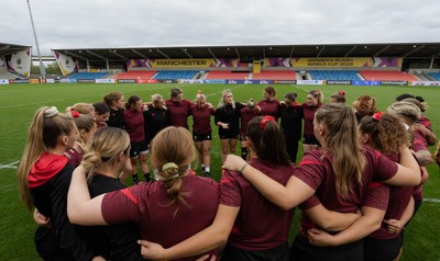 220825 - Wales Women Rugby World Cup Captain’s Run - The Wales squad huddle up during Captain’s Run ahead of their first Women’s Rugby World Cup match against Scotland at the Salford Community Stadium