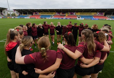 220825 - Wales Women Rugby World Cup Captain’s Run - The Wales squad huddle up during Captain’s Run ahead of their first Women’s Rugby World Cup match against Scotland at the Salford Community Stadium