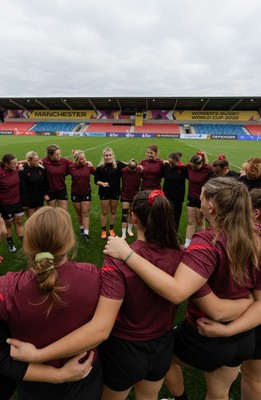 220825 - Wales Women Rugby World Cup Captain’s Run - The Wales squad huddle up during Captain’s Run ahead of their first Women’s Rugby World Cup match against Scotland at the Salford Community Stadium