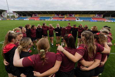 220825 - Wales Women Rugby World Cup Captain’s Run - The Wales squad huddle up during Captain’s Run ahead of their first Women’s Rugby World Cup match against Scotland at the Salford Community Stadium
