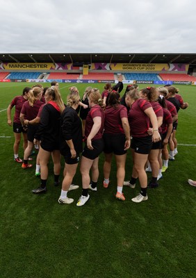 220825 - Wales Women Rugby World Cup Captain’s Run - The Wales squad huddle up during Captain’s Run ahead of their first Women’s Rugby World Cup match against Scotland at the Salford Community Stadium