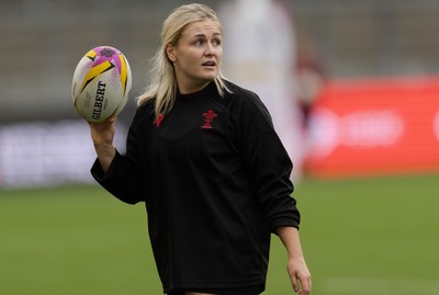 220825 - Wales Women Rugby World Cup Captain’s Run - Alex Callender during Captain’s Run ahead of Wales’ first Women’s Rugby World Cup match against Scotland at the Salford Community Stadium