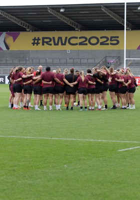 220825 - Wales Women Rugby World Cup Captain’s Run - The Wales squad huddle up during Captain’s Run ahead of their first Women’s Rugby World Cup match against Scotland at the Salford Community Stadium