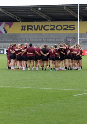 220825 - Wales Women Rugby World Cup Captain’s Run - The Wales squad huddle up during Captain’s Run ahead of their first Women’s Rugby World Cup match against Scotland at the Salford Community Stadium