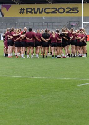 220825 - Wales Women Rugby World Cup Captain’s Run - The Wales squad huddle up during Captain’s Run ahead of their first Women’s Rugby World Cup match against Scotland at the Salford Community Stadium