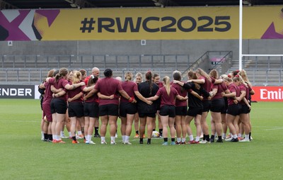 220825 - Wales Women Rugby World Cup Captain’s Run - The Wales squad huddle up during Captain’s Run ahead of their first Women’s Rugby World Cup match against Scotland at the Salford Community Stadium