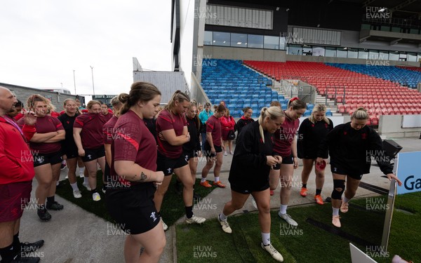 220825 - Wales Women Rugby World Cup Captain’s Run - The Wales team make their way onto the pitch for Captain’s Run ahead of their first Women’s Rugby World Cup match against Scotland at the Salford Community Stadium