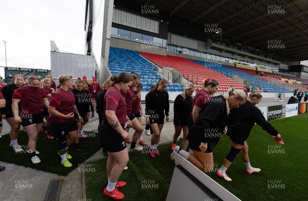 220825 - Wales Women Rugby World Cup Captain’s Run - The Wales team make their way onto the pitch for Captain’s Run ahead of their first Women’s Rugby World Cup match against Scotland at the Salford Community Stadium
