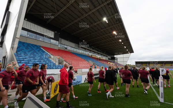 220825 - Wales Women Rugby World Cup Captain’s Run - The Wales team make their way onto the pitch for Captain’s Run ahead of their first Women’s Rugby World Cup match against Scotland at the Salford Community Stadium