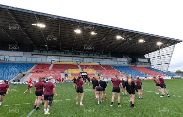 220825 - Wales Women Rugby World Cup Captain’s Run -The Wales squad warm up during Captain’s Run ahead of their first Women’s Rugby World Cup match against Scotland at the Salford Community Stadium