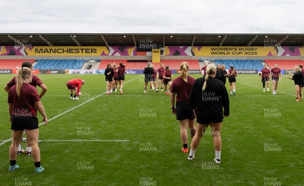 220825 - Wales Women Rugby World Cup Captain’s Run -The Wales squad warm up during Captain’s Run ahead of their first Women’s Rugby World Cup match against Scotland at the Salford Community Stadium