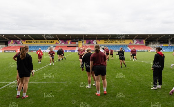 220825 - Wales Women Rugby World Cup Captain’s Run -The Wales squad warm up during Captain’s Run ahead of their first Women’s Rugby World Cup match against Scotland at the Salford Community Stadium