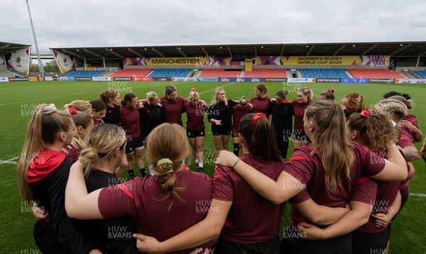 220825 - Wales Women Rugby World Cup Captain’s Run - The Wales squad huddle up during Captain’s Run ahead of their first Women’s Rugby World Cup match against Scotland at the Salford Community Stadium