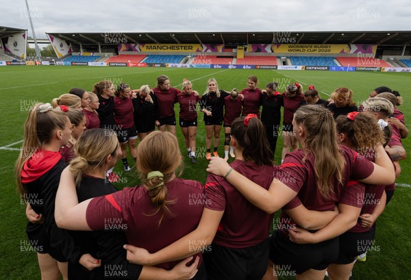 220825 - Wales Women Rugby World Cup Captain’s Run - The Wales squad huddle up during Captain’s Run ahead of their first Women’s Rugby World Cup match against Scotland at the Salford Community Stadium