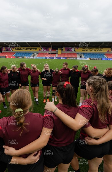 220825 - Wales Women Rugby World Cup Captain’s Run - The Wales squad huddle up during Captain’s Run ahead of their first Women’s Rugby World Cup match against Scotland at the Salford Community Stadium