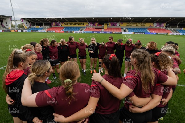 220825 - Wales Women Rugby World Cup Captain’s Run - The Wales squad huddle up during Captain’s Run ahead of their first Women’s Rugby World Cup match against Scotland at the Salford Community Stadium