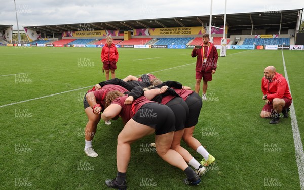 220825 - Wales Women Rugby World Cup Captain’s Run - The Wales pack scrum down during Captain’s Run ahead of Wales’ first Women’s Rugby World Cup match against Scotland at the Salford Community Stadium