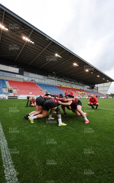 220825 - Wales Women Rugby World Cup Captain’s Run - The Wales pack scrum down during Captain’s Run ahead of Wales’ first Women’s Rugby World Cup match against Scotland at the Salford Community Stadium
