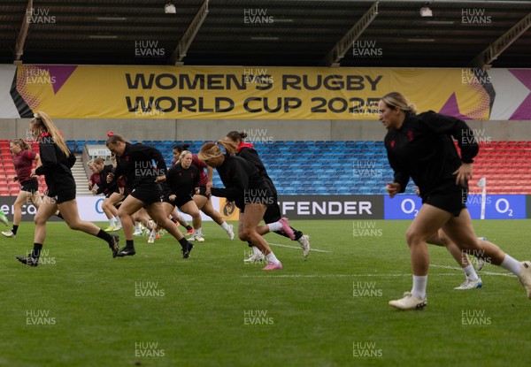 220825 - Wales Women Rugby World Cup Captain’s Run - The Wales team warm up during Captain’s Run ahead of Wales’ first Women’s Rugby World Cup match against Scotland at the Salford Community Stadium