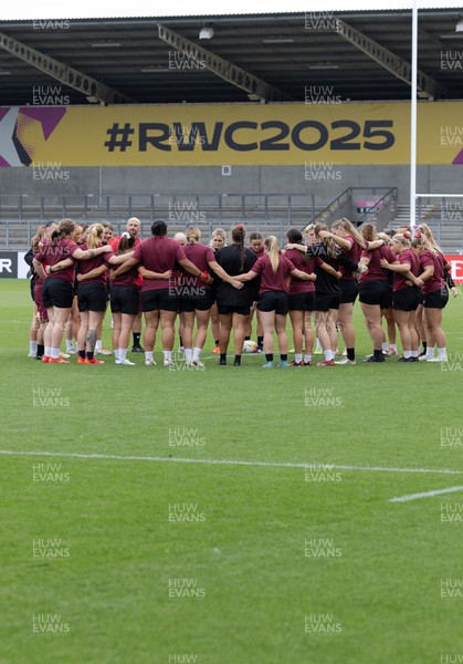 220825 - Wales Women Rugby World Cup Captain’s Run - The Wales squad huddle up during Captain’s Run ahead of their first Women’s Rugby World Cup match against Scotland at the Salford Community Stadium
