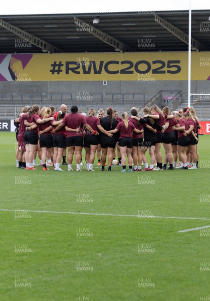 220825 - Wales Women Rugby World Cup Captain’s Run - The Wales squad huddle up during Captain’s Run ahead of their first Women’s Rugby World Cup match against Scotland at the Salford Community Stadium