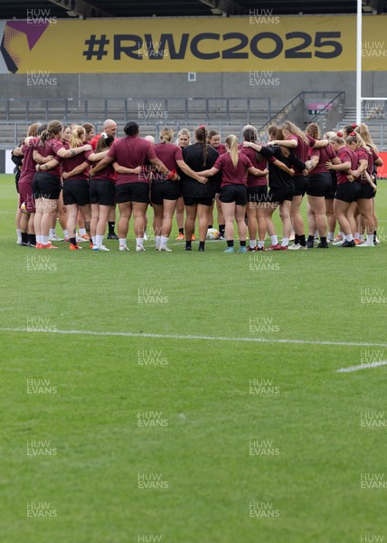 220825 - Wales Women Rugby World Cup Captain’s Run - The Wales squad huddle up during Captain’s Run ahead of their first Women’s Rugby World Cup match against Scotland at the Salford Community Stadium