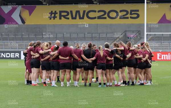 220825 - Wales Women Rugby World Cup Captain’s Run - The Wales squad huddle up during Captain’s Run ahead of their first Women’s Rugby World Cup match against Scotland at the Salford Community Stadium
