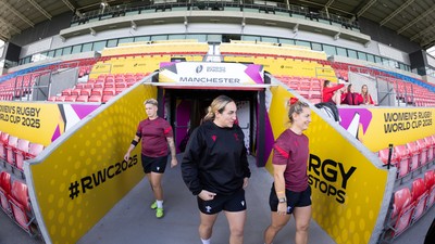 290825 - Wales Women Rugby World Cup Captain’s Run - The Wales squad make their way to the pitch at Salford Community Stadium for Captain’s Run ahead of the Rugby World Cup match against Canada