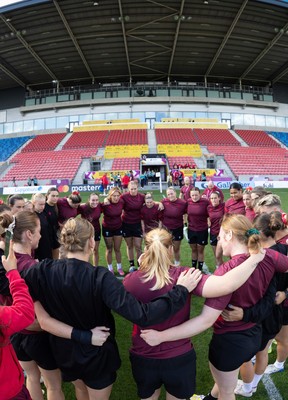 290825 - Wales Women Rugby World Cup Captain’s Run - The Wales squad huddle up during Captain’s Run ahead of the Rugby World Cup match against Canada