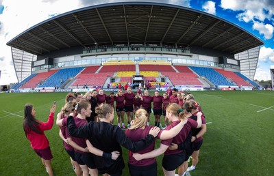 290825 - Wales Women Rugby World Cup Captain’s Run - The Wales squad huddle up during Captain’s Run ahead of the Rugby World Cup match against Canada