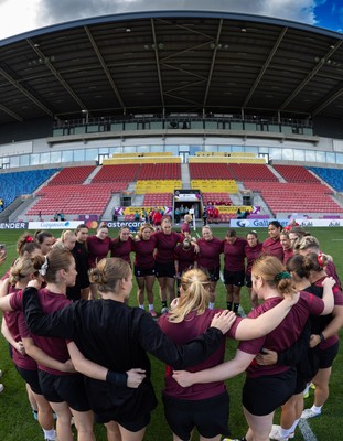 290825 - Wales Women Rugby World Cup Captain’s Run - The Wales squad huddle up during Captain’s Run ahead of the Rugby World Cup match against Canada