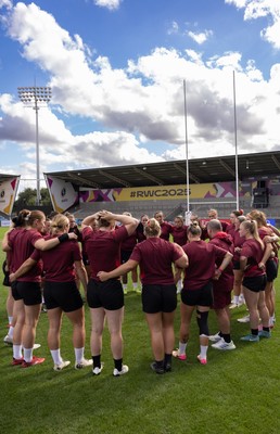 290825 - Wales Women Rugby World Cup Captain’s Run - The Wales squad huddle up during Captain’s Run ahead of the Rugby World Cup match against Canada
