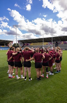 290825 - Wales Women Rugby World Cup Captain’s Run - The Wales squad huddle up during Captain’s Run ahead of the Rugby World Cup match against Canada