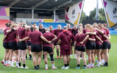 290825 - Wales Women Rugby World Cup Captain’s Run - The Wales squad huddle up during Captain’s Run ahead of the Rugby World Cup match against Canada
