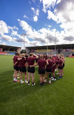 290825 - Wales Women Rugby World Cup Captain’s Run - The Wales squad huddle up during Captain’s Run ahead of the Rugby World Cup match against Canada