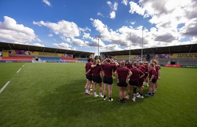 290825 - Wales Women Rugby World Cup Captain’s Run - The Wales squad huddle up during Captain’s Run ahead of the Rugby World Cup match against Canada