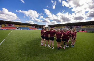 290825 - Wales Women Rugby World Cup Captain’s Run - The Wales squad huddle up during Captain’s Run ahead of the Rugby World Cup match against Canada