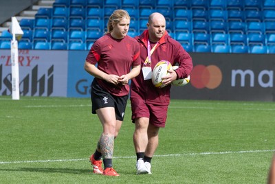 290825 - Wales Women Rugby World Cup Captain’s Run - Bethan Lewis of Wales and Sean Lynn, Wales Women head coach during Captain’s Run ahead of the Rugby World Cup match against Canada