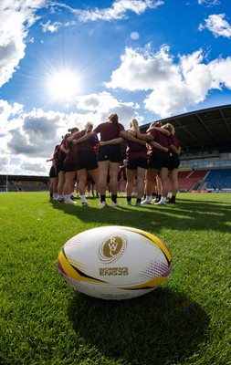 290825 - Wales Women Rugby World Cup Captain’s Run - The Wales squad huddle up during Captain’s Run ahead of the Rugby World Cup match against Canada