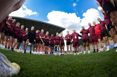 290825 - Wales Women Rugby World Cup Captain’s Run - The Wales squad huddle up during Captain’s Run ahead of the Rugby World Cup match against Canada