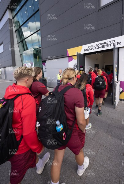 290825 - Wales Women Rugby World Cup Captain’s Run - The Wales squad arrive at the Salford Community Stadium for Captain’s Run ahead of the Rugby World Cup match against Canada