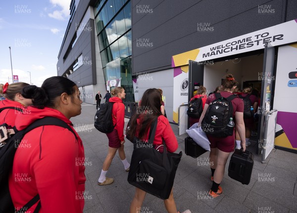 290825 - Wales Women Rugby World Cup Captain’s Run - The Wales squad arrive at the Salford Community Stadium for Captain’s Run ahead of the Rugby World Cup match against Canada