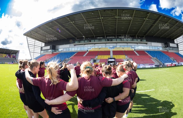 290825 - Wales Women Rugby World Cup Captain’s Run - The Wales squad huddle up during Captain’s Run ahead of the Rugby World Cup match against Canada