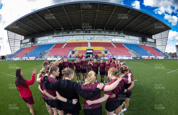290825 - Wales Women Rugby World Cup Captain’s Run - The Wales squad huddle up during Captain’s Run ahead of the Rugby World Cup match against Canada